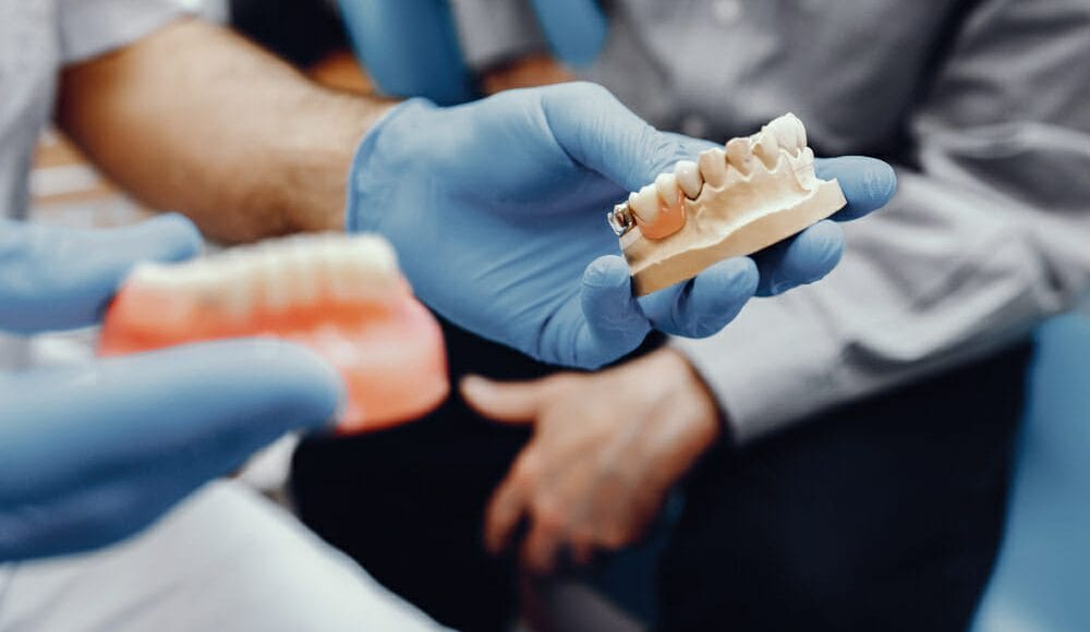 为增强口腔功能假牙植入物是如何工作的